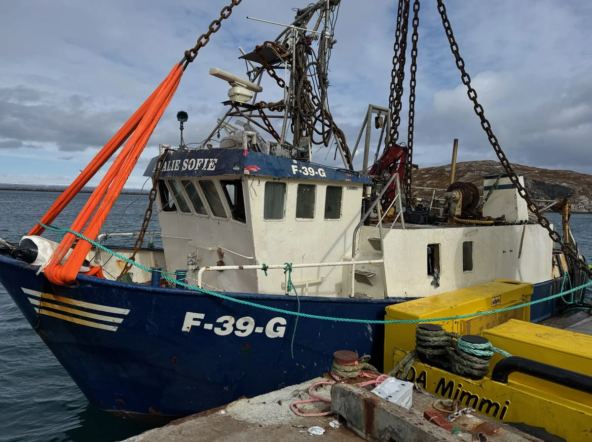 Fartøy som ligger ved kai. Festet med stropper.