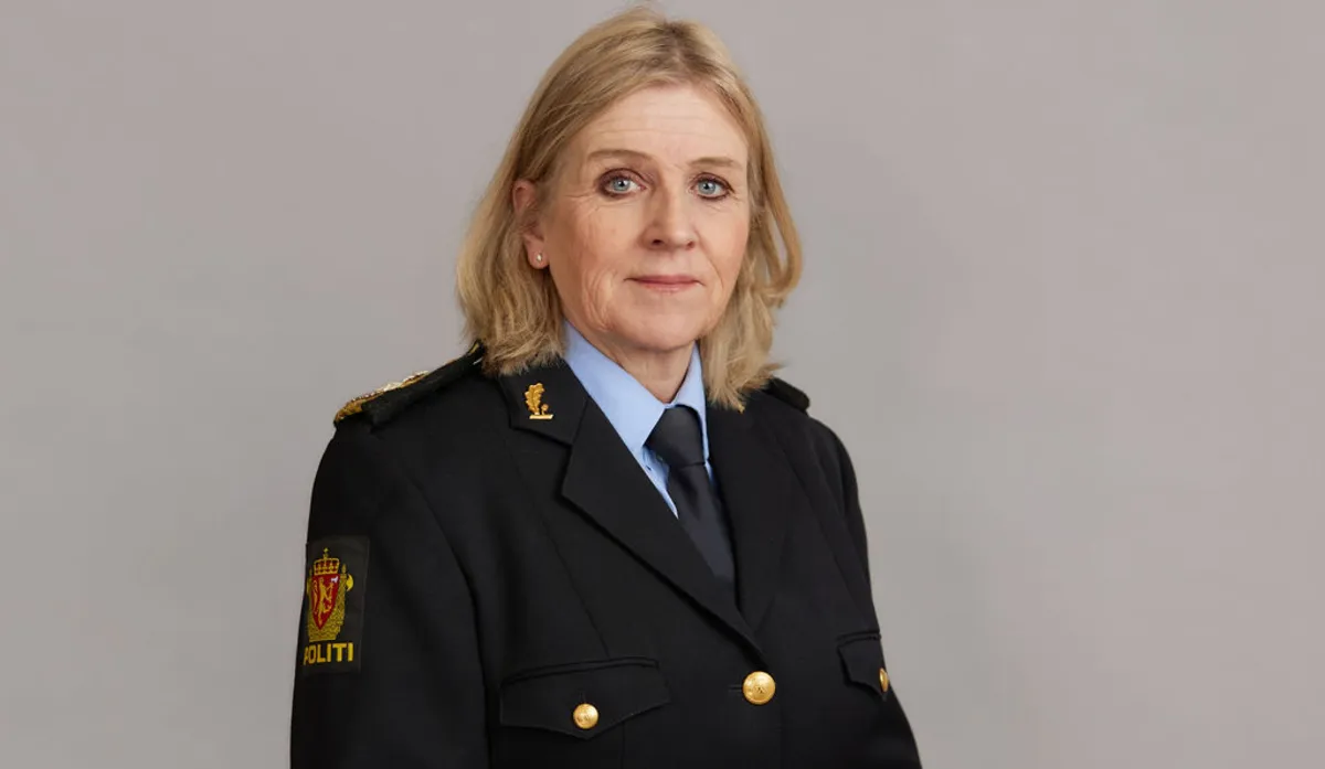 Kvinne i politiuniform. 